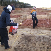 Rozptylování biomasy suchých trávníků na experimentální plochy na Cepu II